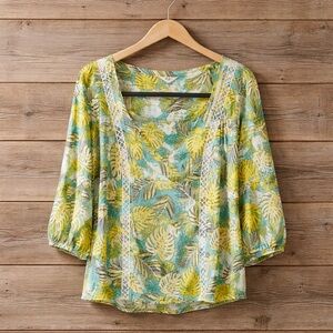 Crown & Ivy Curvy 2x V Neck Rayon Leaf Print 3/4 Sleeve Tunic